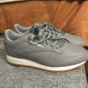 Men’s Reebok classic sneakers, gray leather, size 10.5